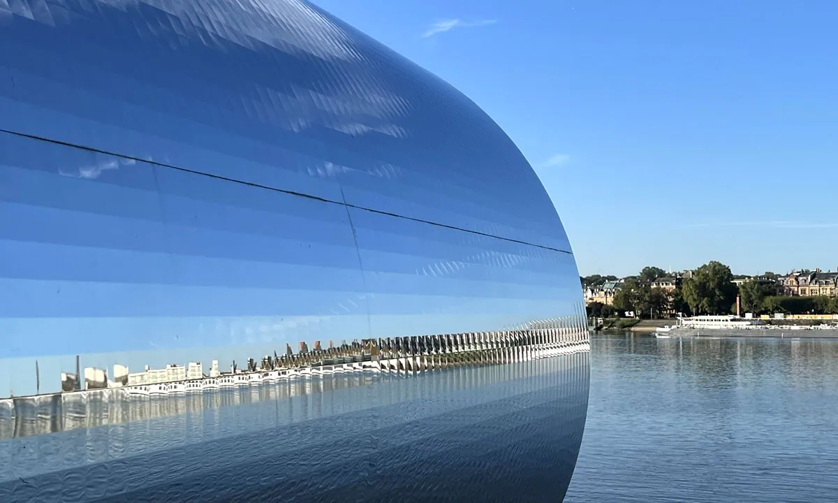 Kunstobjekt mit Spiegeln und Blick über den Rhein auf die Stadt Mainz · Elektro Roth GmbH